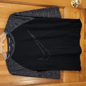 Nike DRI-FIT Running Shirt, 3/4 sleeve, cut-out in back. Black Grey Size M